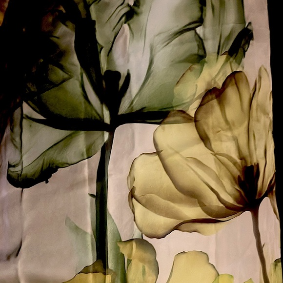 Versace Scarf 33’x33’x33’x33’ - Picture 11 of 16